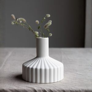 Vaso in ceramica opaca di colore bianco dal design minimal in perfetto stile nordico