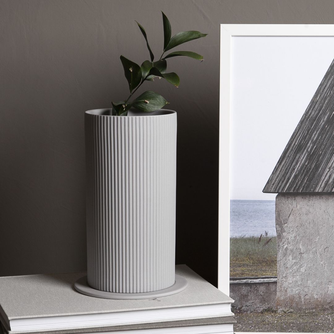 Vaso in ceramica opaca con superficie porosa di colore grigio chiaro per fiori freschi o secchi