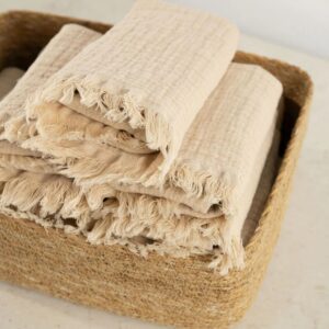 cestino in giacinto d'acqua con asciugamani in cotone testurizzato double-face color biege di misura 30x50