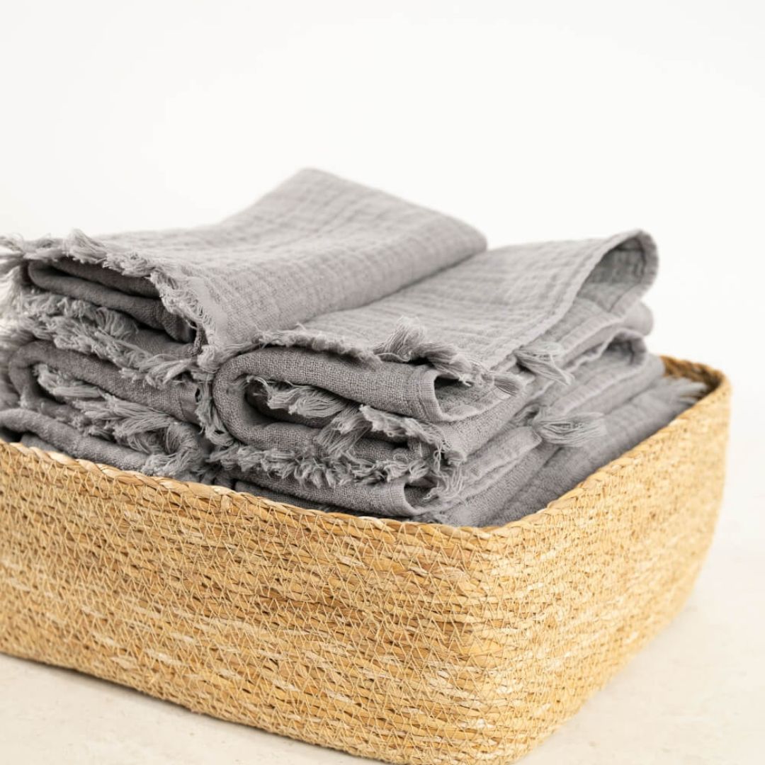 cestino in giacinto d'acqua con asciugamani in cotone testurizzato double-face color grafite di misura 30x50