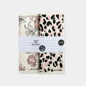 set di 2 panni spugna ecologici e biodegradabili con sfondo bianco, uno con motivo floreale dettagli rosa e nero e uno con motivo leopardato dettagli rosa e nero