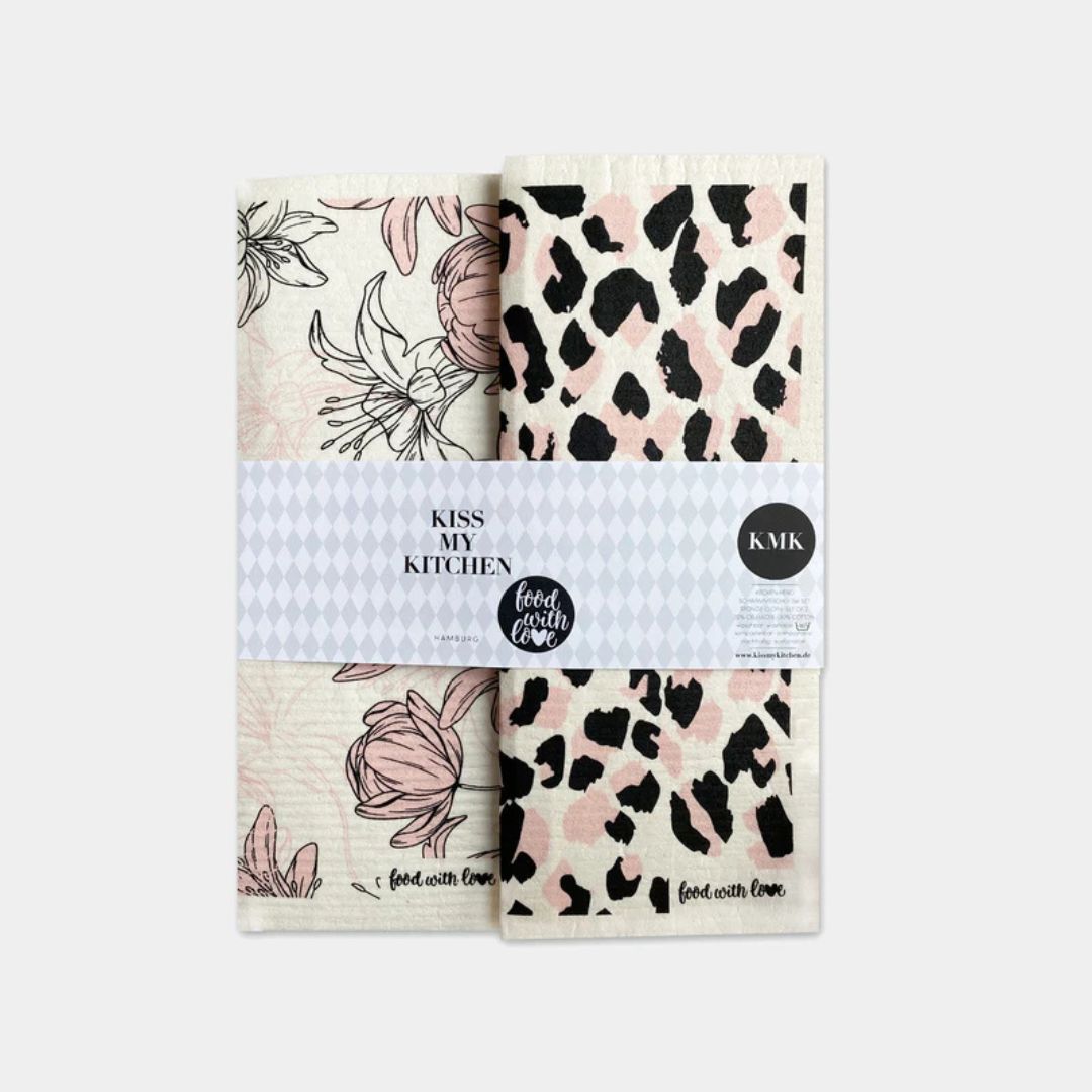 set di 2 panni spugna ecologici e biodegradabili con sfondo bianco, uno con motivo floreale dettagli rosa e nero e uno con motivo leopardato dettagli rosa e nero