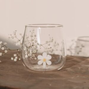 bicchiere per acqua o altre bevande in vetro borosilicato trasparente di grande effetto grazie alla margherita in 3D bianca con pistillo giallo sul fondo