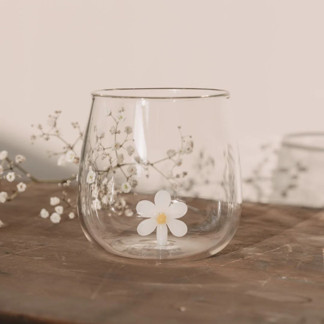 bicchiere per acqua o altre bevande in vetro borosilicato trasparente di grande effetto grazie alla margherita in 3D bianca con pistillo giallo sul fondo