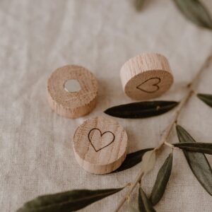 Set 3 magneti in legno di quercia con stampa laser a forma di cuore sul fronte