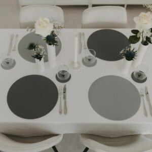 tavolo apparecchiato con tovagliette americane double-face in similpelle, un lato color grigio chiaro e un lato color antracite